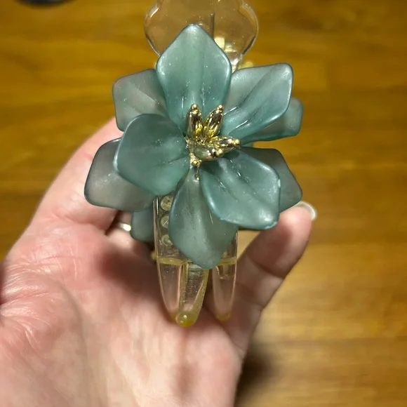 BOGO Floral Hair Clip - Picture 1 of 7